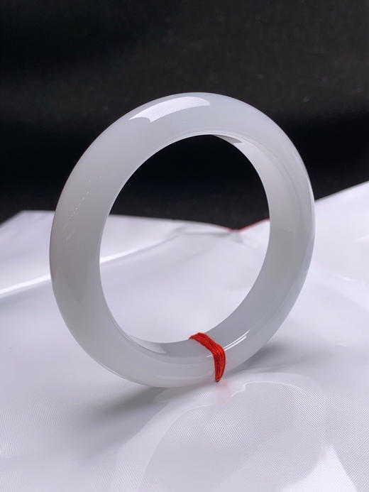 620300，52.6圈口，糯冰白月光正圈平安镯，种水好，底子白净细润，整体非常清爽秀气 商品图1