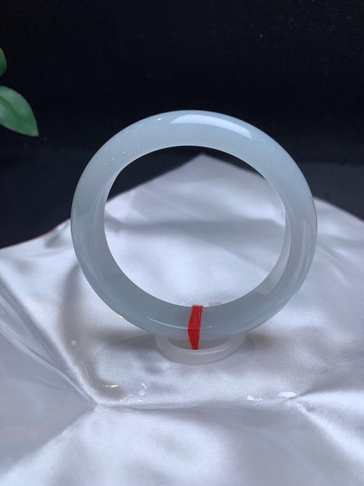 620293，52.8淡晴底正圈手镯，清新淡晴底色  接近白月光，整体底妆特别细润 商品图1