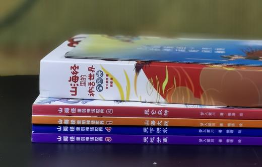 《山海经里的神话世界》，16开平装，一函四册，梦入紫川著，懒语绘，四川教育出版社2025年一版一印，定价160元，售价48元。加赠《哪吒》明信片2套（每套30枚+贴纸一张） 商品图8
