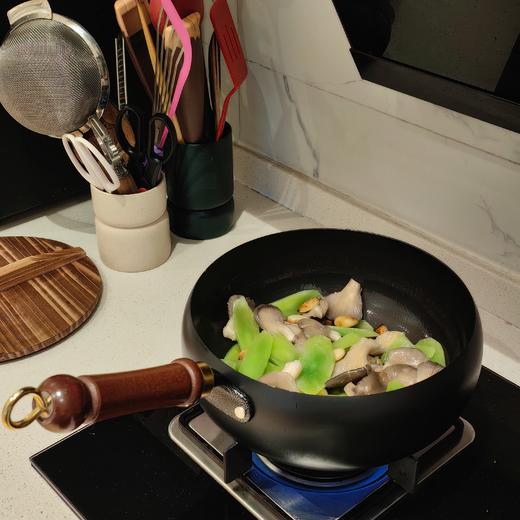 [屁侠推荐]章丘无涂层古法氮化大肚铁锅不粘锅 不溅油 直径24cm 随机赠杉木盖或玻璃盖 商品图0