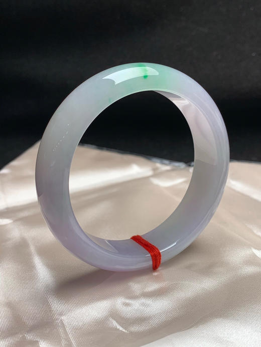 620299，56.7圈口，糯化春彩正圈平安镯，宽版条形，紫底飘绿，种水好 商品图1