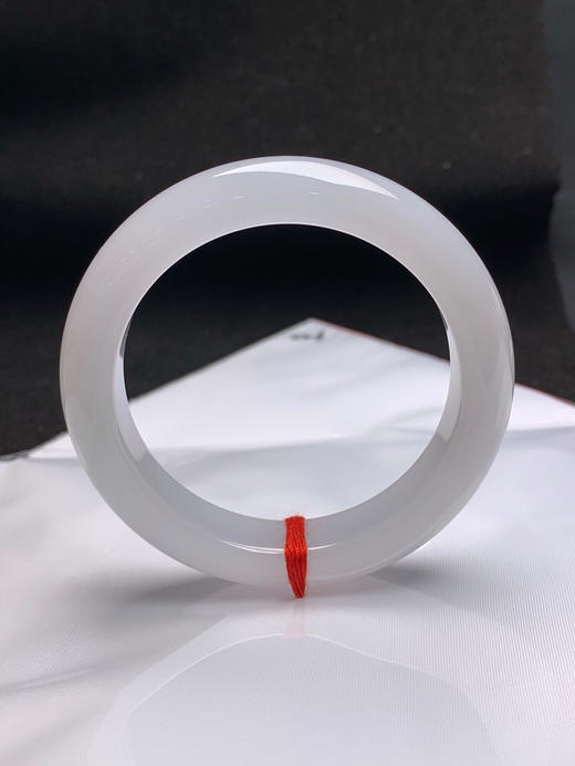 620300，52.6圈口，糯冰白月光正圈平安镯，种水好，底子白净细润，整体非常清爽秀气 商品图3