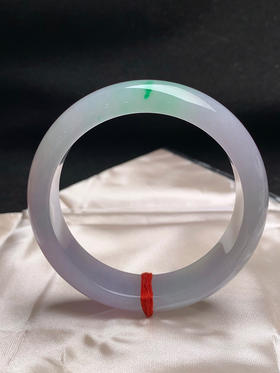 620299，56.7圈口，糯化春彩正圈平安镯，宽版条形，紫底飘绿，种水好