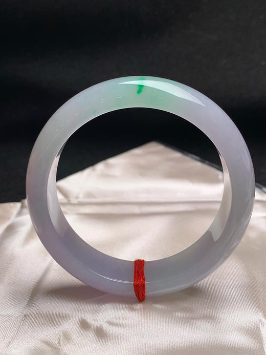 620299，56.7圈口，糯化春彩正圈平安镯，宽版条形，紫底飘绿，种水好 商品图0