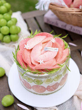 【蜜桃青提】青提的爽脆、蜜桃的软嫩、茉莉的清香、抹茶的微甘，在口中层层递进又完美融合