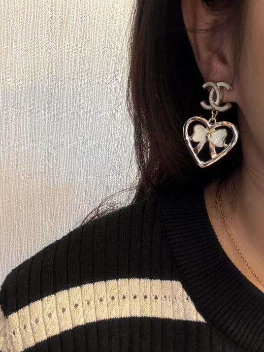 香奈儿双c吊白结爱心耳钉（XJ） 商品图6