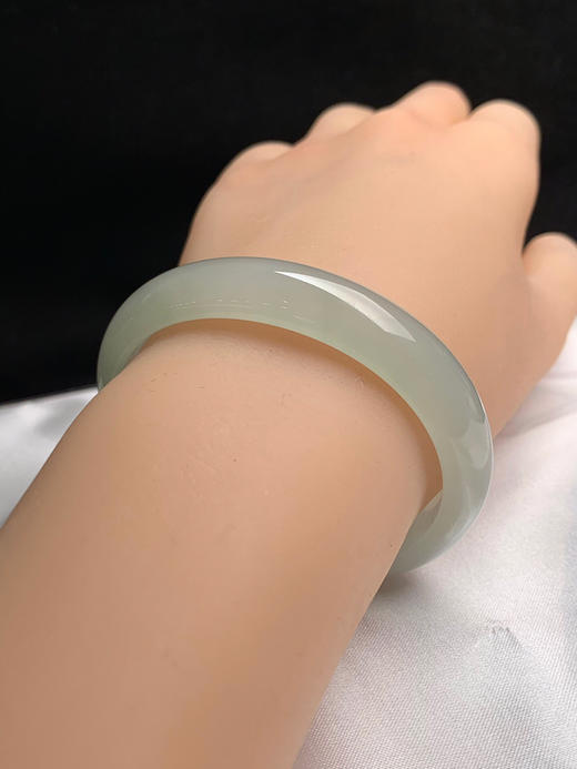 620301，53.2圈口，冰晴贵妃手镯，底子冰胶透手有光感，晴水底，底色清爽 商品图4