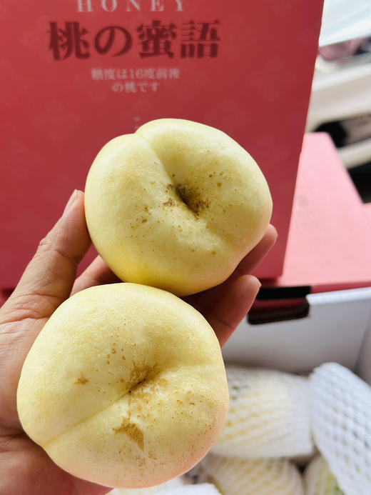 奶油蟠桃是桃中珍品，软硬两吃。硬吃脆甜，软吃爆汁可撕皮，果肉口感像冰淇淋，汁水超级多，一口下去，让人难忘。3斤/箱 商品图4