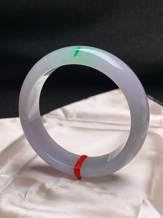 620299，56.7圈口，糯化春彩正圈平安镯，宽版条形，紫底飘绿，种水好 商品图2