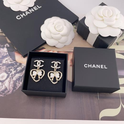 香奈儿双c吊白结爱心耳钉（XJ） 商品图0