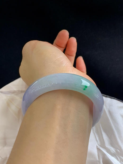 620299，56.7圈口，糯化春彩正圈平安镯，宽版条形，紫底飘绿，种水好 商品图5