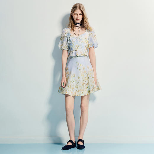 浪漫度假风25夏花朵刺绣渐变印花泡泡袖上衣(货号:MF86TP260G1001) 商品图3