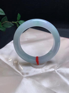 620296，57春彩手镯、条形大气正装，紫罗兰底色 隐隐约约飘了一点绿 润润的