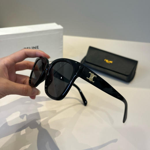 CELINE赛琳 TRIOMPHE logo标识 板材镜架 方形 太阳眼镜 女款 黑色（AN） 商品图3