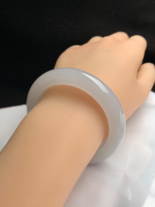 620300，52.6圈口，糯冰白月光正圈平安镯，种水好，底子白净细润，整体非常清爽秀气 商品图5