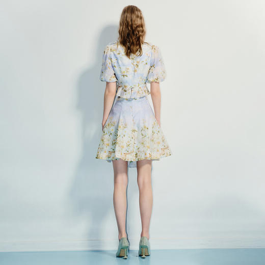 浪漫度假风25夏花朵刺绣渐变印花泡泡袖上衣(货号:MF86TP260G1001) 商品图4