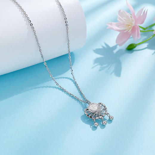 【限时8.8折】【线上铂金馆】PT950 #绕线 【精品】铂金镂空调节绕线福锁铃铛流苏圆满福字锁包套链(BFPTTL00040)预售产品下单后不退款不退货不换货不补差价) 商品图1