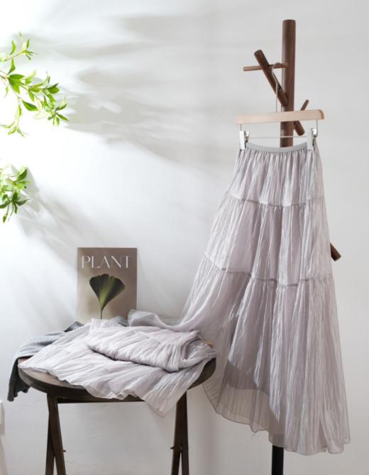 🔥限时秒杀💰59😍自带哑光光泽感【仟梓赫 月亮灰半身裙】轻盈凉爽✨裙子长度刚好，显腿细又灵动🥰走起路来仙气飘飘~  商品图2