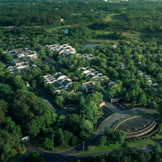 双12大促！2~3晚【黄山雨润涵月楼酒店】周末/元旦不加价，春节可用！入住280㎡皓月别墅，私汤别墅还有加热泡池~含齐云山门票、孔雀喂养饲料及旅拍！赏园林美景，感受徽州底蕴~ 商品图1
