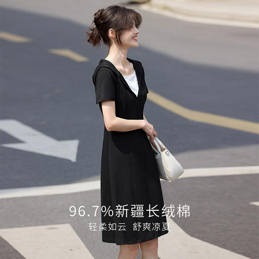 【专属特价】熙世界休闲运动连帽连衣裙女夏季2025年新款假两件短袖赫本小黑裙 商品图2