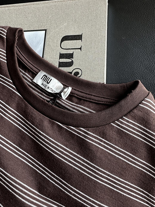 现货 THS-限时 缪家 都市松弛感 早春咖色细条纹圆领T恤 BH2568 商品图6