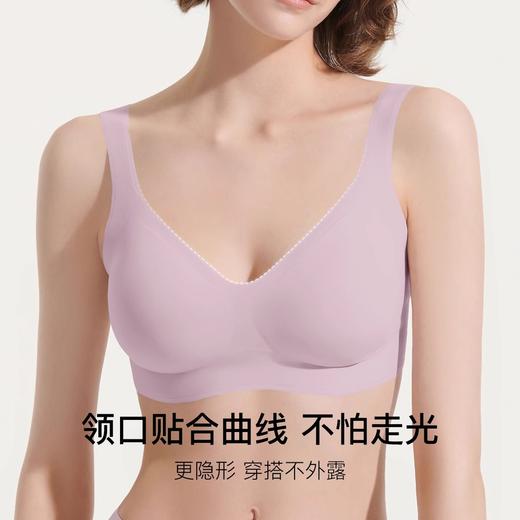 【ubras无尺码钻石领背心文胸A-C杯】 裸感无痕，粉底液内衣 ✅优雅钻石领设计，简洁线条贴合曲线， 裸感无痕不怕走光 ✅W型云感防窜条工艺，透气承托不勒肉， 舒适包容不上窜 商品图4