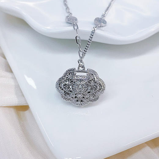 【限时8.8折】【线上铂金馆】PT950 【精品】铂金镂空花丝调节莲花福字锁包套链(BFPTTL00048)预售产品下单后不退款不退货不换货不补差价) 商品图0