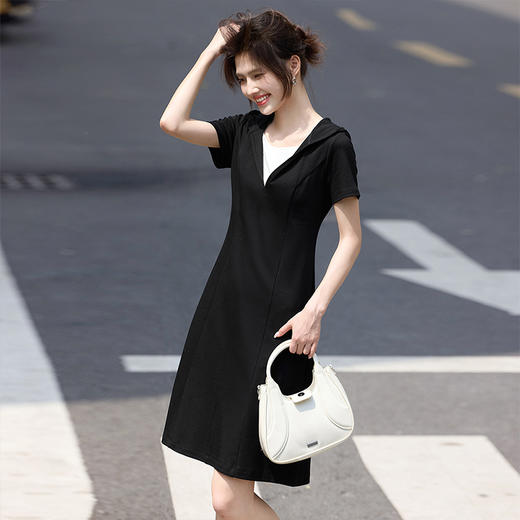 【专属特价】熙世界休闲运动连帽连衣裙女夏季2025年新款假两件短袖赫本小黑裙 商品图3