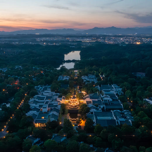 双12大促！2~3晚【黄山雨润涵月楼酒店】周末/元旦不加价，春节可用！入住280㎡皓月别墅，私汤别墅还有加热泡池~含齐云山门票、孔雀喂养饲料及旅拍！赏园林美景，感受徽州底蕴~ 商品图8