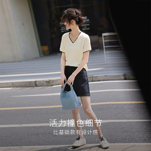【专属特价】熙世界肌理感撞色V领T恤女士夏日新款法式设计感宽松显瘦短袖上衣 商品图2