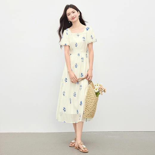 【专属特价】熙世界莱赛尔方领连衣裙女2025夏新款法式花苞袖植物刺绣收腰裙子 商品图2