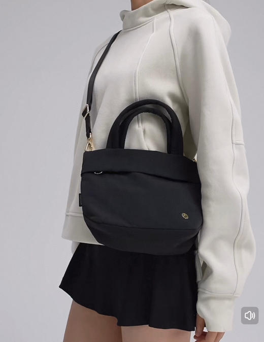 点此购买 lululemon露露On My Level女士小款手袋时尚单肩手提包 sz 322235 商品图6