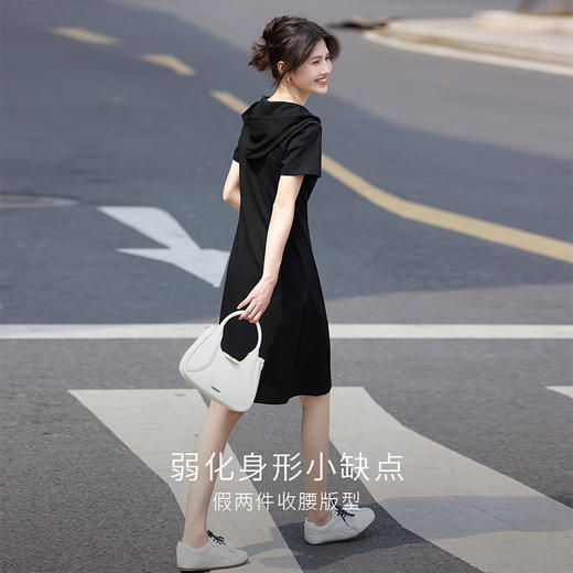 【专属特价】熙世界休闲运动连帽连衣裙女夏季2025年新款假两件短袖赫本小黑裙 商品图1
