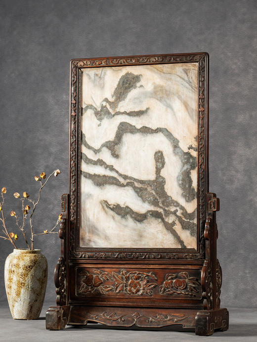 清中期	红木镶云石浮雕寿桃花卉卷草纹大插屏 商品图0