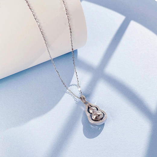 【限时8.8折】【线上铂金馆】PT950 #葫芦 空心可转动葫芦吊坠（不含链）(BFPTDZ00002)预售产品下单后不退款不退货不换货不补差价) 商品图1