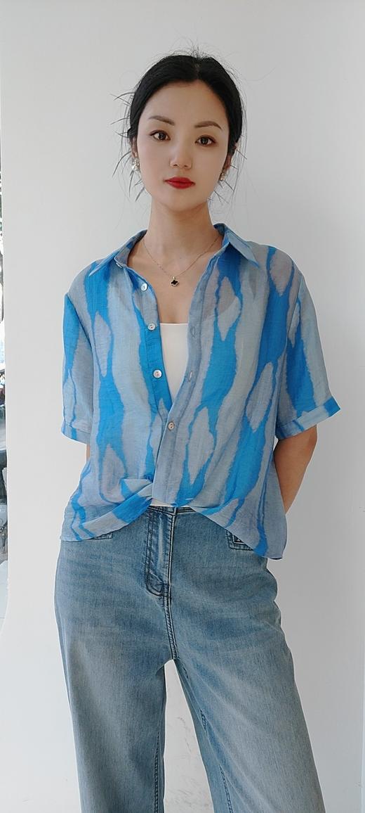 582568天丝竖纹套头衬衫，（背心为模特私人服饰） 商品图1