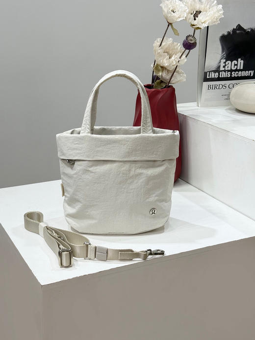 点此购买 lululemon露露On My Level女士小款手袋时尚单肩手提包 sz 322235 商品图2