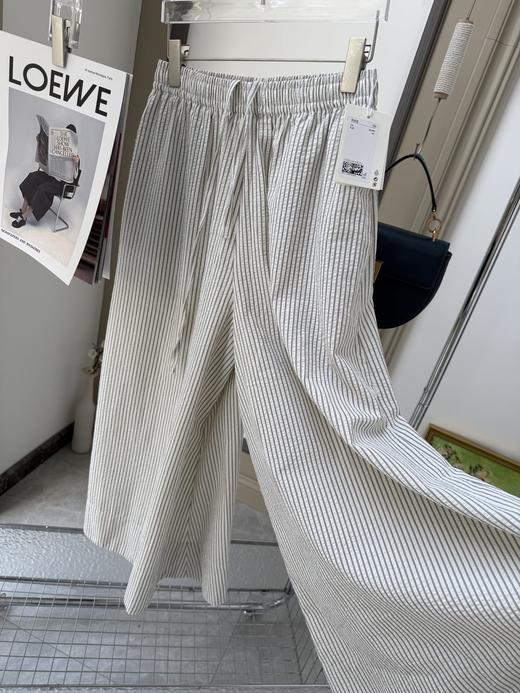 点此购买 北欧小众女士休闲版型松紧腰系带泡泡纱条纹阔腿裤裙裤 xj 322303 商品图8