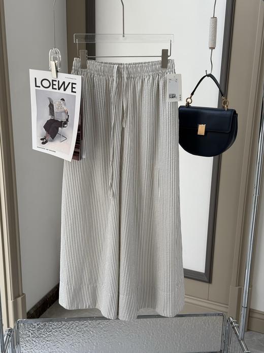 点此购买 北欧小众女士休闲版型松紧腰系带泡泡纱条纹阔腿裤裙裤 xj 322303 商品图6