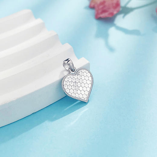 【限时8.8折】【线上铂金馆】PT950 #怦然心动 铂金实心永恒恋曲鱼鳞爱心心形吊坠(不含链)(PTDZ00039)预售产品下单后不退款不退货不换货不补差价) 商品图1