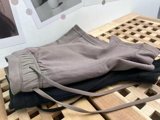 原单正品露露今夏最火的短裤🔥显瘦神裤Inner Glow HR Short 3“⁨ 运动短裤】⁤
上身不束缚❗️舒适显瘦❗️爱运动的辣妹必备
游牧灰，黑色 商品图3