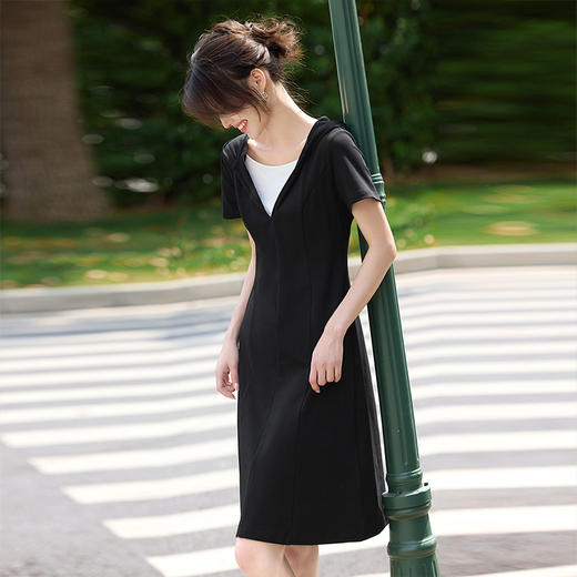 【专属特价】熙世界休闲运动连帽连衣裙女夏季2025年新款假两件短袖赫本小黑裙 商品图4