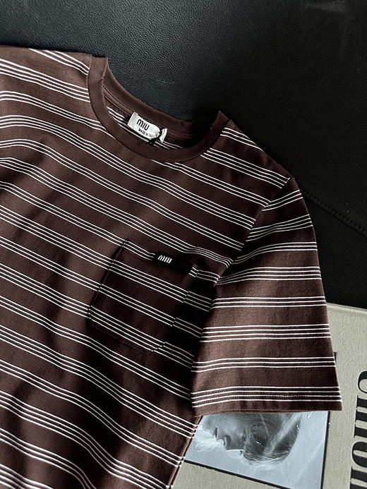 现货 THS-限时 缪家 都市松弛感 早春咖色细条纹圆领T恤 BH2568 商品图5