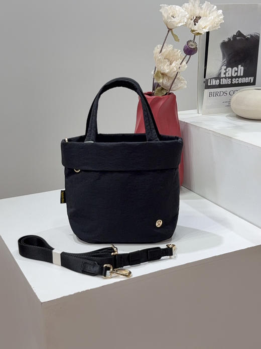 点此购买 lululemon露露On My Level女士小款手袋时尚单肩手提包 sz 322235 商品图3