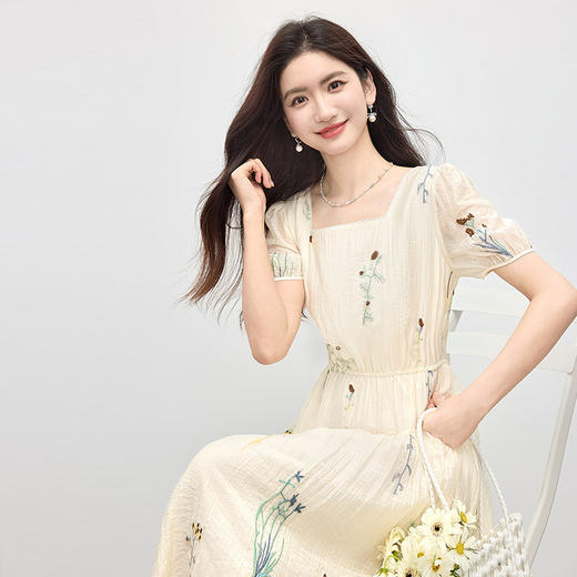 【专属特价】熙世界植物花卉刺绣天丝连衣裙女2025夏日新款法式方领莱赛尔裙子 商品图4