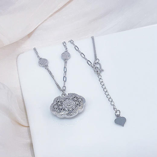 【限时8.8折】【线上铂金馆】PT950 【精品】铂金镂空花丝调节莲花福字锁包套链(BFPTTL00048)预售产品下单后不退款不退货不换货不补差价) 商品图1