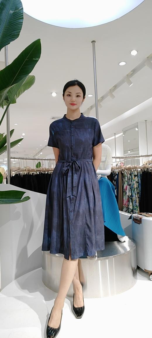 582878夏款上新 真丝仿牛仔扎染风开扣翻领连衣裙，端庄气质款，透气单层，透气不透光！ 商品图4