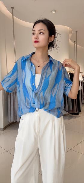 582568天丝竖纹套头衬衫，（背心为模特私人服饰）