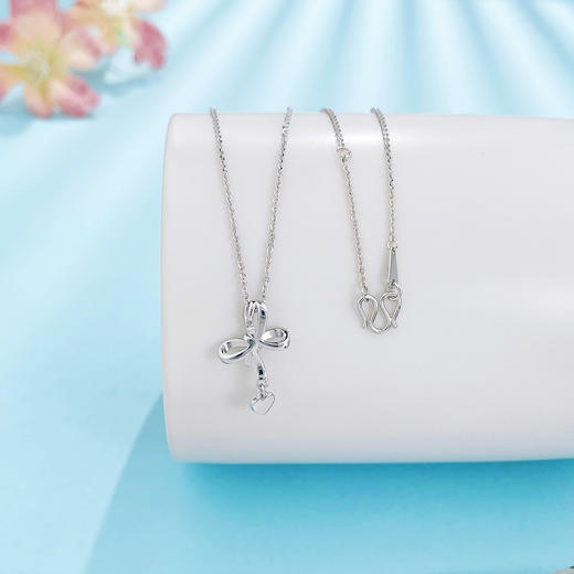 【限时8.8折】【线上铂金馆】PT950 #怦然心动 #在逃公主 【国际铂金协会】铂金空心蝴蝶结爱心流苏调节套链(BTL00341)预售产品下单后不退款不退货不换货不补差价) 商品图1