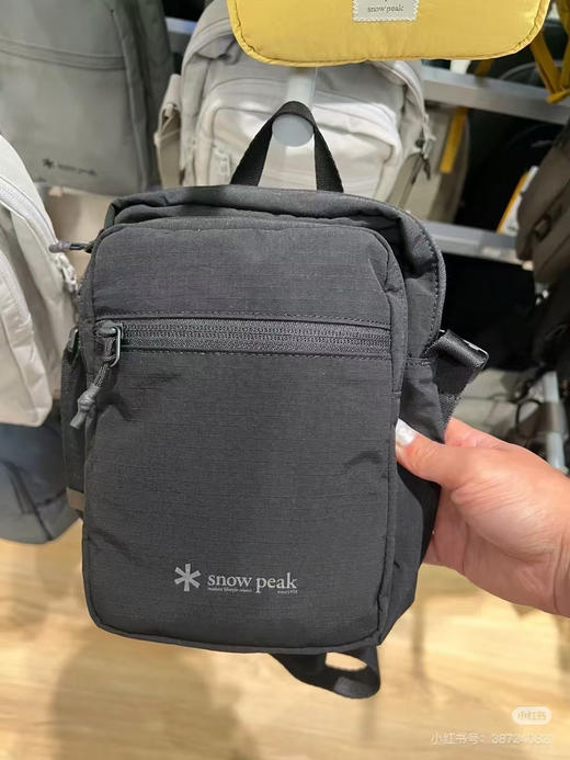 韩单正品 SnowPeak 25款男女通用5L尼龙单肩包斜挎包
尺寸17.5*7.5*26
四个颜色：
黑色/灰色/绿色/灰白色

原价99000韩元 商品图9
